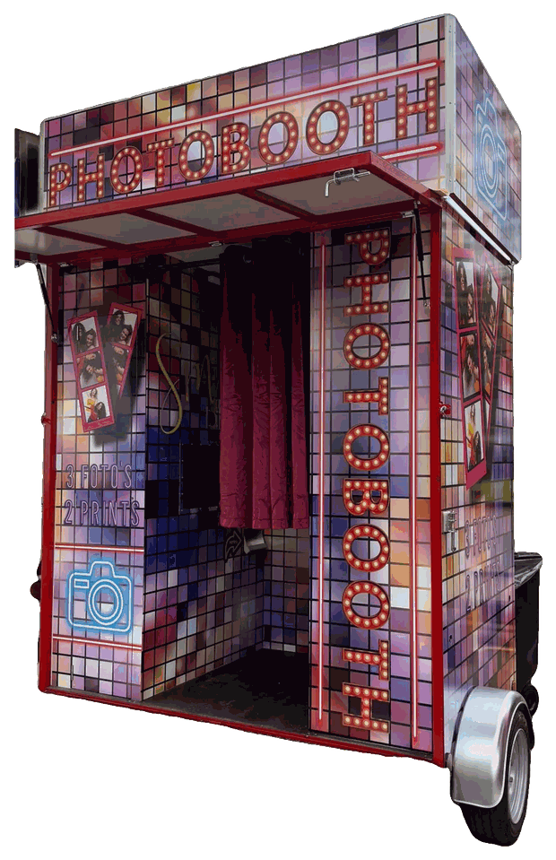 Photobooth-trailer van Boothbox met uitgeklapte luifel, verlichte PHOTOBOOTH-letters en open ingang